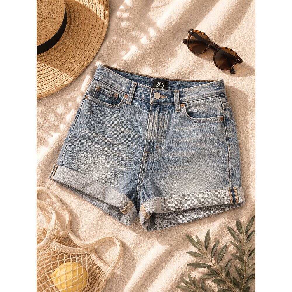 Urban Outfitters BDG Women's Mom High Rise Denim Shorts Light Wash Blue Size 25